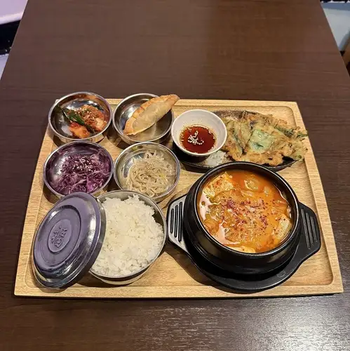 深いコクの韓国ラーメン定食!旨味溢れる熱々スンドゥブ!