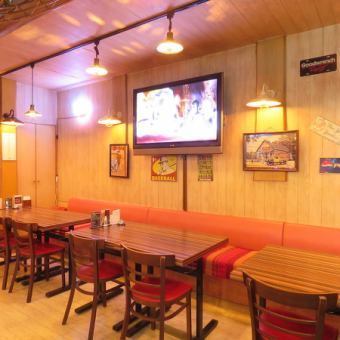 It is a dining bar like an adult hideaway where you can feel the stylishness while having a warm and casual atmosphere.Forget about your daily routine and enjoy a drink and a meal in a relaxed mood.