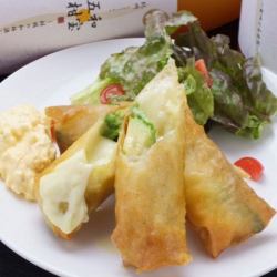 エビとアボカドのチーズ春巻き