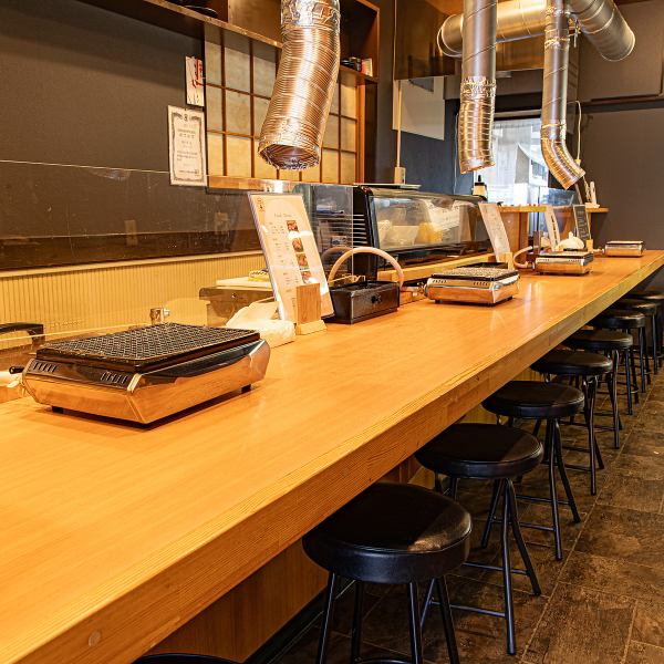 カウンター席では、お一人様やカップルでゆっくりと焼肉をお楽しみいただけます。テーブル席は、ご家族やご友人との賑やかな集まりにぴったり！アットホームな空間で、心ゆくまで焼肉をご堪能ください♪大切な方との記念日や誕生日、また会食や接待などのビジネスシーンにも最適な落ち着いた雰囲気の店内です。