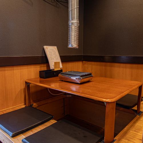 足を伸ばしてゆったりとくつろげる掘りごたつ席は、会社宴会や歓送迎会、親しい仲間との飲み会に最適です。長時間の宴会でも疲れにくく、リラックスして焼肉とお酒を楽しめます。アットホームな雰囲気の中で盛り上がりたい方におすすめ◎