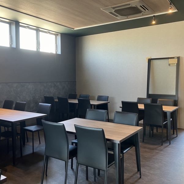 「広々店内で、仲間と楽しく過ごすひととき。」