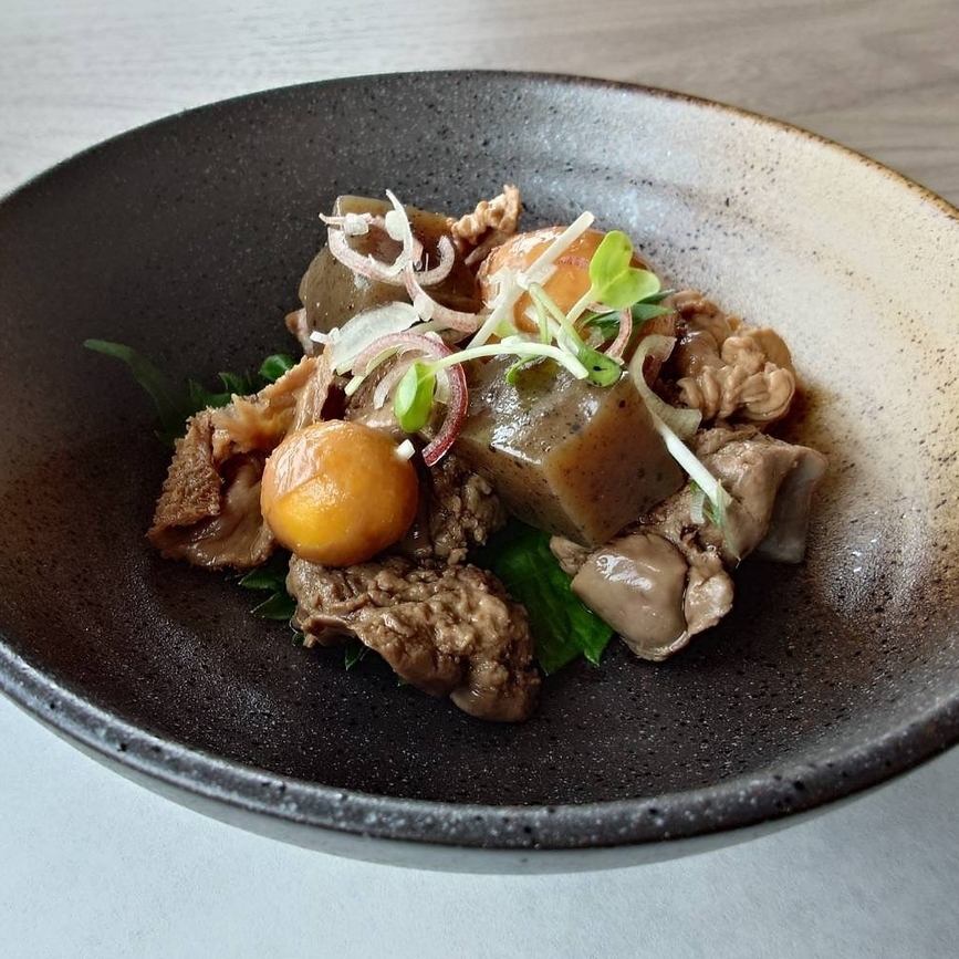 仕事終わりは豪快にがぶり!味の濃い骨付鳥はお酒が染みわたる!