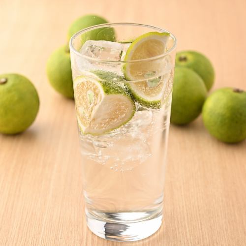 爽やかな香り広がる生搾り大分かぼすサワー