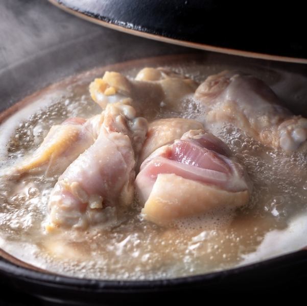 鶏の旨みを極限まで引き出した濃厚白湯仕立て水炊き。