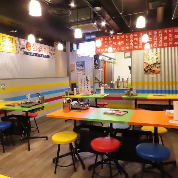 広瀬通駅徒歩4分！韓国屋台のように活気あふれる内外装で、韓国豚料理と本場韓国屋台料理が楽しめます。当店のイチオシは「サムギョプサル」。山形県の庄内豚を使い、特製の焼き板で豚肉を焼き上げます。韓国焼酎と片手にヤンニョムチキン。会社の宴会でも盛り上がる事間違いなし。