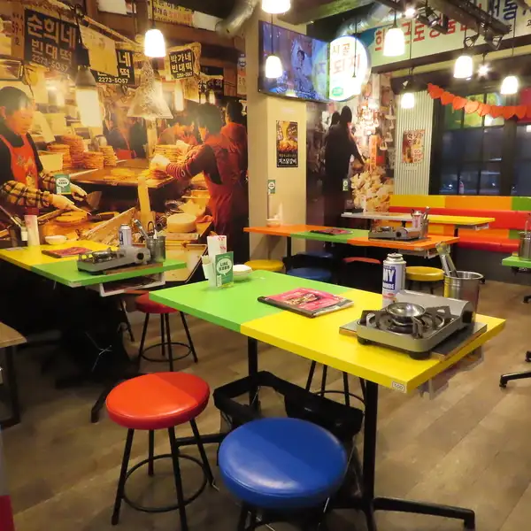 韓国の昔ながらの屋台をイメージしたレトロな店内☆韓国旅行気分を味わいながら仲間とワイワイ楽しめること間違いなし！！韓国飲み会の定番「ビール」と「チキン」で乾杯もおすすめ♪飲み放題付コースもあり会社の宴会や打ち上げ、女子会やデートなど様々なシーンでご利用いただけます。