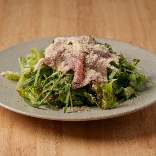 Green salad with selvatica and prosciutto