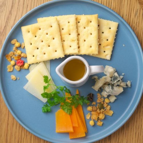[Assorted cheeses from around the world] Assortment of 3 types