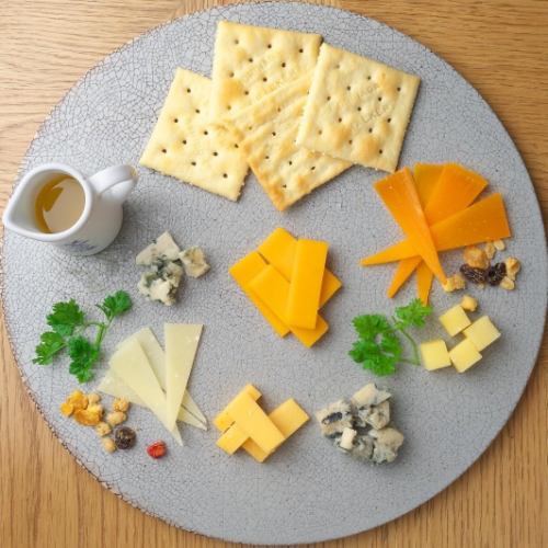 [Assorted cheeses from around the world] Assortment of 7 types