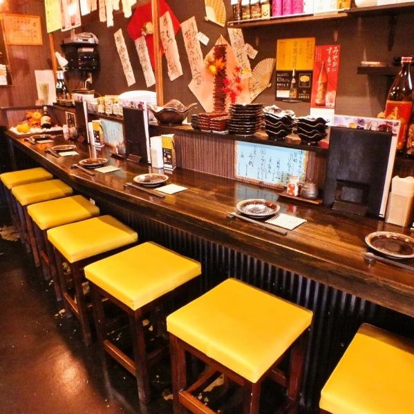 落ち着いた店内。大人のデートや女子会・接待などでまったりとご利用いただいております。時が経つのを忘れるほど有意義な時間が、店主の料理とおもてなしで流れていきます。