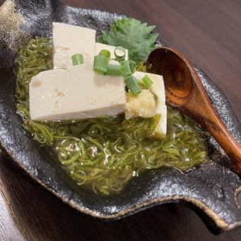 Mekabu and ponzu sauce with tofu