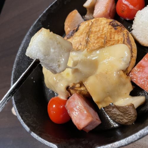 Whole smoked Camembert fondue (mushrooms, bacon, cherry tomatoes)