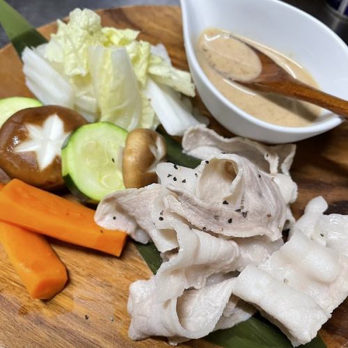 찐 야채와 돼지 장미 고기의 차가운 샤브 ~ 훈제 참깨 폰즈 ~