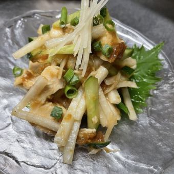 닭 가위와 새겨진 야채 훈제 매실 고기