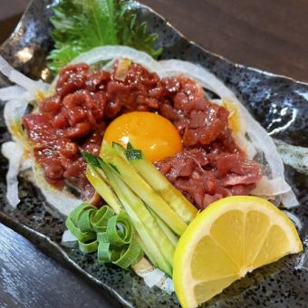 桜ユッケ（馬もも肉細切り）