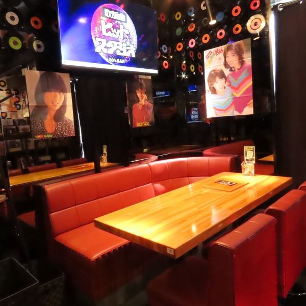 【老若男女問わず明るいお店】どこか懐かしさを感じる店内は、お仕事帰りの方やお友達同士でにぎわっており、元気をもらえる明るい雰囲気です☆お食事だけのご利用、飲み利用も大歓迎です◎レトロ雰囲気好きなお客様にもおすすめです。