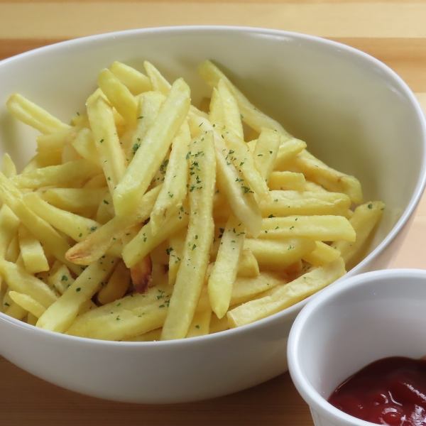 定番の揚げ物の中でもおススメの【フライドポテト】Sサイズ・Lサイズあります☆