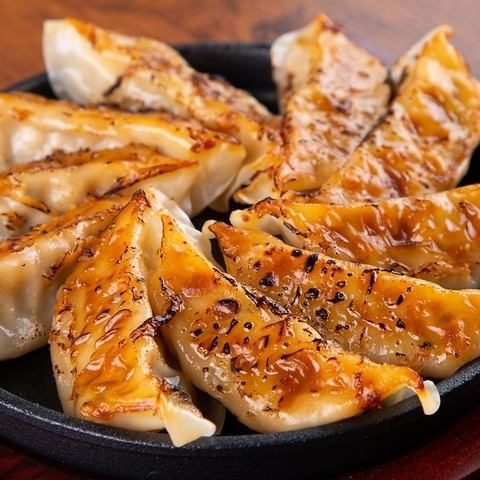 Crispy, juicy, crunchy♪ Enjoy 8 different kinds of gyoza! Baked, cooked, fried, and more!