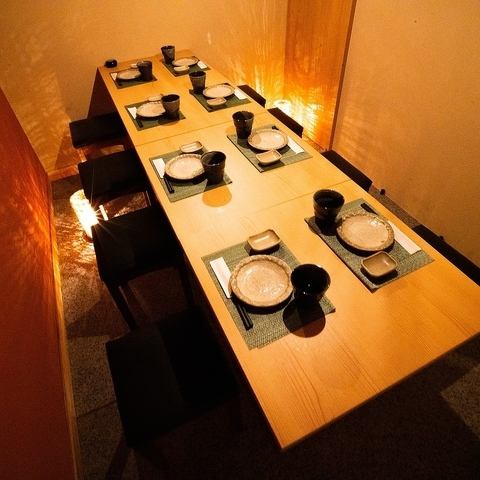 There are private rooms where you can relax and relax♪ Smoking is also allowed! All-you-can-drink options are also available!