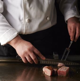 特注の鉄板で絶妙な火入れを