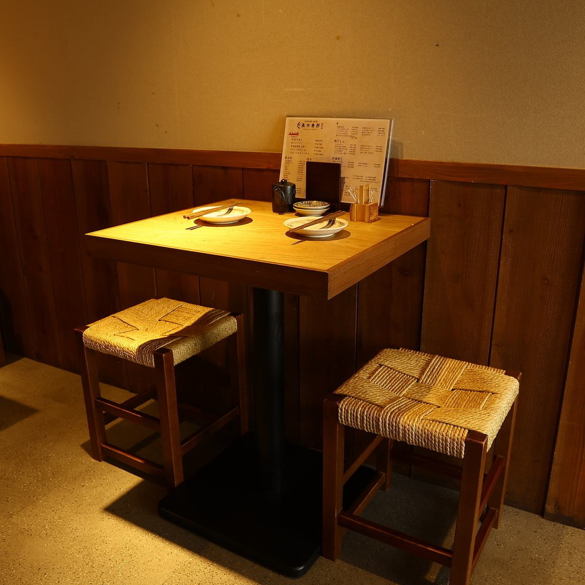 木目調で落ち着いた雰囲気の中、美味しいお酒と料理に舌鼓。