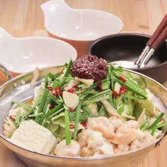 纯美食套餐！夏天到了！美味辛辣的套餐！广受欢迎的八道菜套餐，以优质日本黑毛和牛烹制的美味辛辣的内脏火锅为特色。