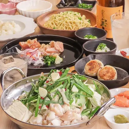 A food-only course! Includes 8 dishes in total, such as seared red chicken and the popular juicy dumplings! Choose your favorite premium Japanese Black Wagyu beef for the motsunabe (offal hot pot)!