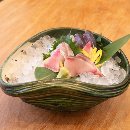 Assorted sashimi 3 types *Minimum 2 servings available.