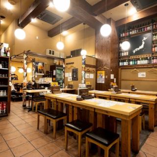 店内は大きな梁と高い天井が気持ちのよい空間★店舗全体の貸切はお気軽にお問合せください！【魚頂天酒場まつり /魚頂天 /梅田居酒屋 /梅田グルメ /東梅田グルメ /海鮮居酒屋 /海鮮好き /刺身好き /魚がうまい店 /日本酒好き /飲み会梅田 /宴会居酒屋 /コスパ居酒屋 /大衆居酒屋 /梅田飲み】
