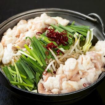 "Special Motsunabe Course" - 13 dishes in total, including a platter of two kinds of fresh fish and motsunabe (offal hot pot) with special broth - 2800 yen (tax included)
