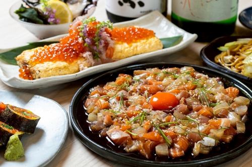 【一番人気】こぼれ盛り海鮮ユッケ◆卵黄を絡めて濃厚な味わいを堪能♪