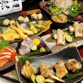 "Bronze Course": 14 dishes including a platter of 2 kinds of seasonal fresh fish and 2 kinds of tempura, with all-you-can-drink for 3800 yen.