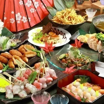 「黃金套餐」：什錦刺身、烤雞腿、天婦羅（共 22 道菜），含無限暢飲，售價 5800 日圓。