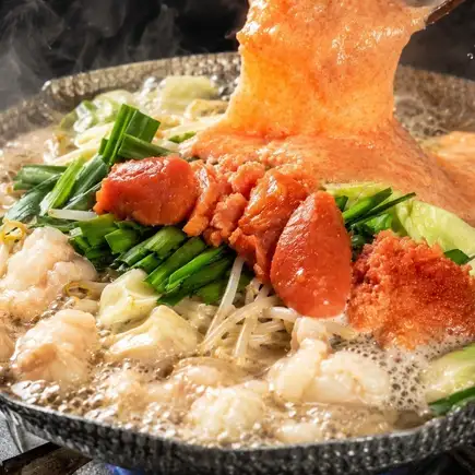 「特製明太魚雜火鍋套餐」－內含4種新鮮魚類拼盤及特製魚雜火鍋共17道菜，含無限暢飲，售價為4800日圓。