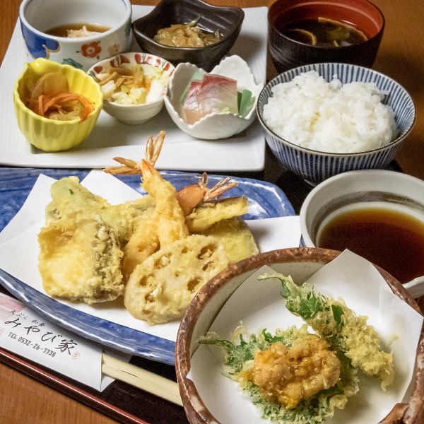 生ウニの天ぷらが入った天ぷら定食