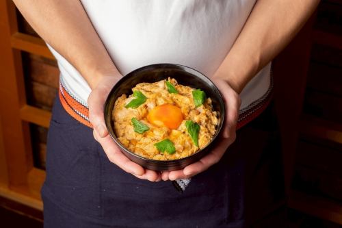 地鶏や地卵など、こだわりの食材を使用した料理の数々