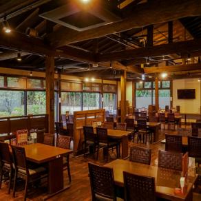 広々とした店内は、木を基調とした落ち着きのある空間。シーンや人数に応じてご利用いただけるテーブル席を多数ご用意しております。デートやご友人同士のお食事、ご家族連れにもぴったり。ゆったりと寛ぎながら、自慢の料理をどうぞ。お食事のみのご利用も歓迎しておりますので、お気軽にお越しください。