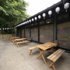 開放的な雰囲気が魅力のテラス席をご用意しております。竹林に囲まれて心地良い風を感じながら、非日常的なひとときをお過ごしください。テラス席では名物「バケツジンギスカン」をご提供◎手ぶらでバーベキュー気分を満喫していただけます。なお、ご予約可能なお席はテラス席のみとなっております。