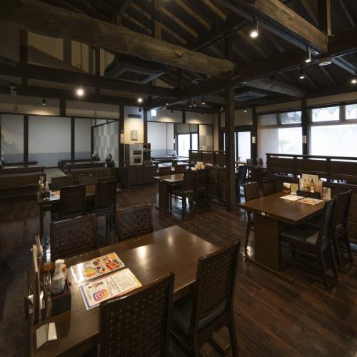 木のぬくもりを感じさせる店内で、ゆっくりとお食事を