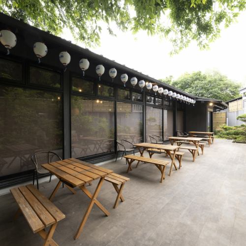 竹林を眺めながらバケツジンギスカンを楽しめるテラス席