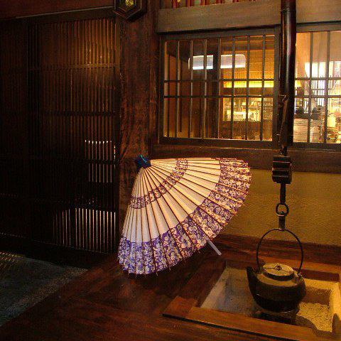 [充满日本气息的气氛...]真正的联排别墅中的旧木头营造出一种气氛……日本人温暖而发掘的空间。