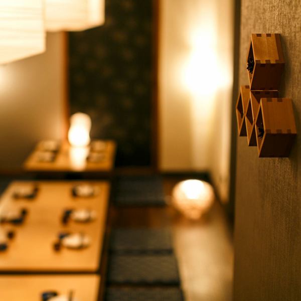 寬敞而現代的私人客房可供您享用特色菜餚和飲品。請在私密的房間裡慢慢享受宴會，並採用淺色間接照明。