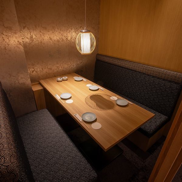 [Completely equipped with private rooms] A private seafood dining room with an outstanding atmosphere.Experience the joy of eating and talking about Japan's rich four seasons in a private room.We also have private rooms that are perfect for small and medium-sized meals, so please use them with your family or for small banquets.Please leave your banquet to "Sushi and Sake Weather Totoo Akihabara Ekimae Branch" ☆