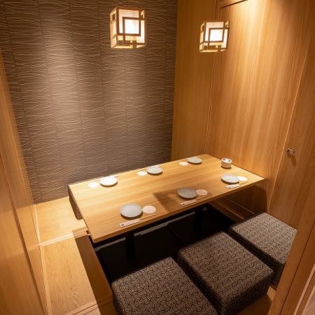 We have private and semi-private rooms that are perfect for small parties and girls' gatherings.The spacious private rooms allow you to relax and unwind.In the all-you-can-drink course, you can enjoy creative Japanese cuisine, fresh seafood, and sashimi, as well as alcoholic beverages such as sake and shochu that pair perfectly with the food.