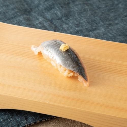 季節の握り寿司　秋刀魚　1貫