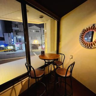 カウンター横の３名様席　ハイカウンターテーブルで外の景色を見ながらの開放的な席になります