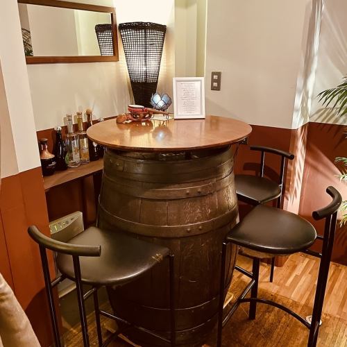 お酒の樽を加工した席。カップルシートとして利用