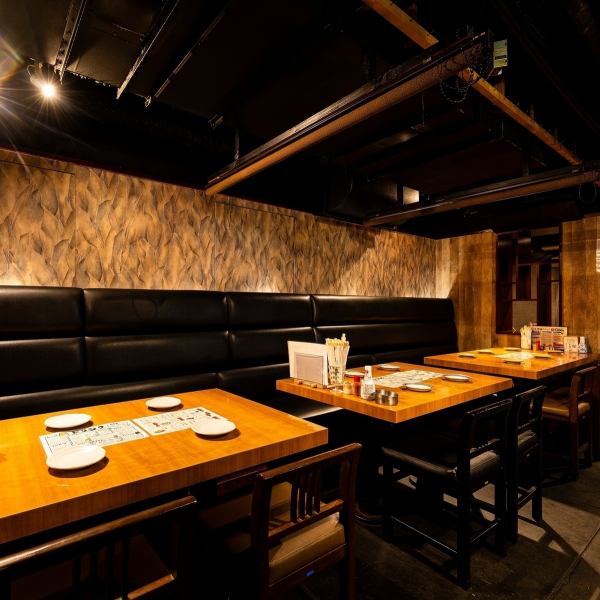 ●明るい雰囲気のテーブル席●店内は気軽に楽しめるテーブル席！旨味たっぷりのスープで仕上げる「牛もつ鍋」は、ぷるぷるのもつと野菜の甘みが溶け合い、心も満たされる味わいで〆までお楽しみいただけます♪