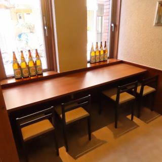 We also have counter seats that are recommended for solo travelers! Also, use them for a quick drink after work!